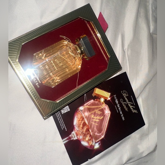 Gold Victoria’s Secret bombshells saire limited edition holiday 🎁 💛🤍Gift Set